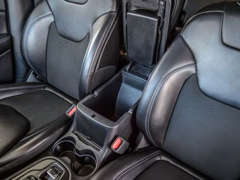 Used 2019 Jeep Cherokee Latitude Plus FWD image 33