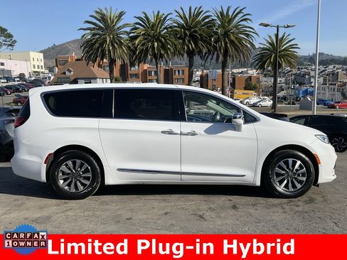Used 2022 Chrysler Pacifica Limited w/ Uconnect Theater Family Group image 3