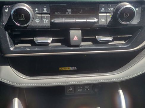 Used 2024 Toyota Highlander XLE AWD/4WD image 24