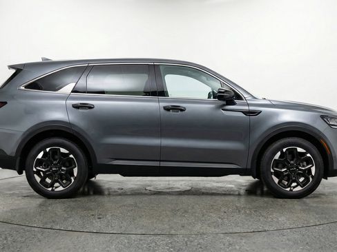 Used 2024 Kia Sorento S image 11