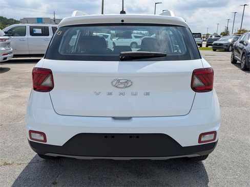 Used 2024 Hyundai Venue SEL image 4