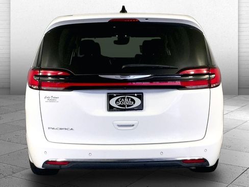 Used 2024 Chrysler Pacifica Touring-L FWD image 3