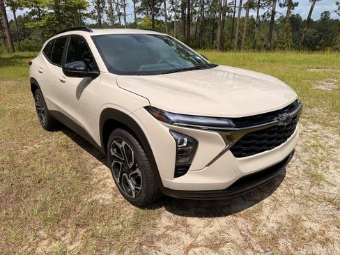 New 2026 Chevrolet Trax RS w/ Sunroof Package FWD image 7