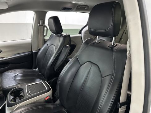 Used 2022 Chrysler Pacifica Touring-L image 5