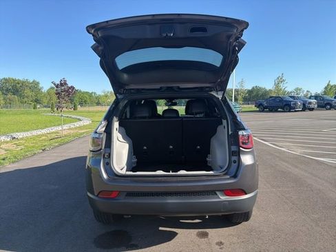 Used 2023 Jeep Compass Latitude AWD/4WD image 11