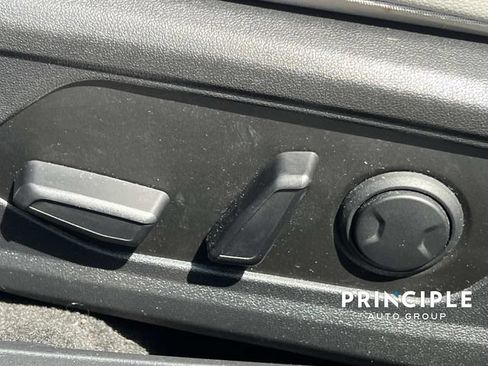 Used 2025 Hyundai Elantra Limited FWD image 16