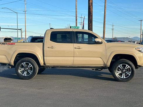 Used 2016 Toyota Tacoma TRD Sport w/ Towing Package image 3