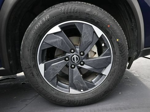 Used 2024 Nissan Rogue SV AWD/4WD image 6