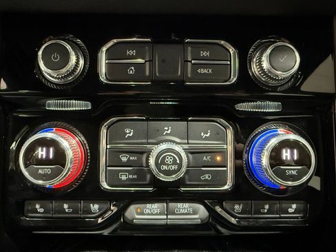 Used 2022 GMC Yukon XL Denali image 16