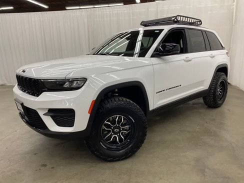 Used 2025 Jeep Grand Cherokee Altitude AWD/4WD image 1