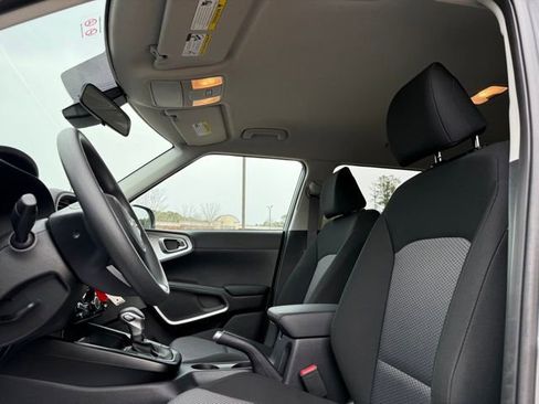 Used 2025 Kia Soul LX image 24