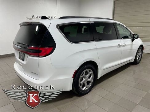 Used 2023 Chrysler Pacifica Limited FWD image 6