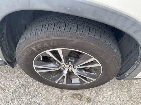 Used 2016 Toyota Highlander XLE FWD image 3