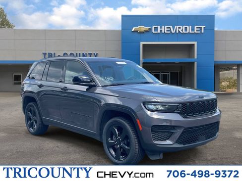 Used 2025 Jeep Grand Cherokee Altitude RWD image 1