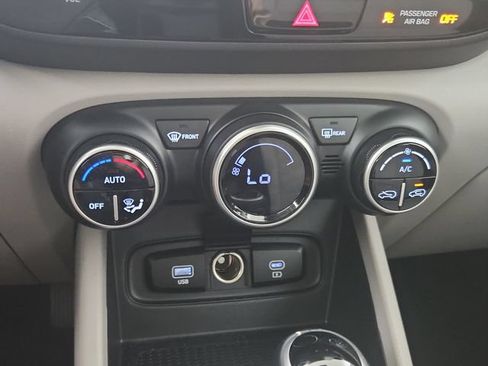 Used 2025 Hyundai Venue SEL FWD image 28