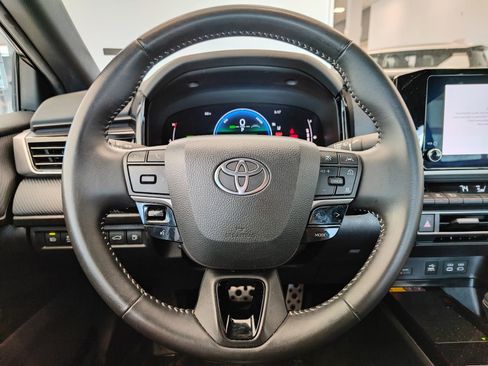 Used 2025 Toyota Camry SE image 14