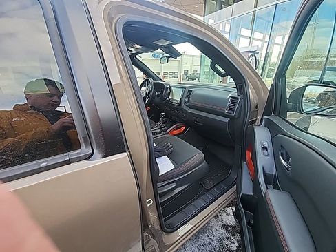 Used 2024 Nissan Frontier PRO-4X w/ Pro Convenience Package image 11