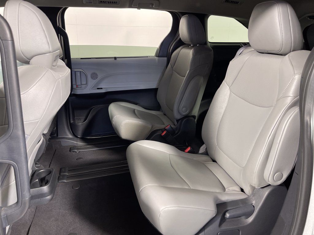 Certified 2025 Toyota Sienna XLE FWD image 13