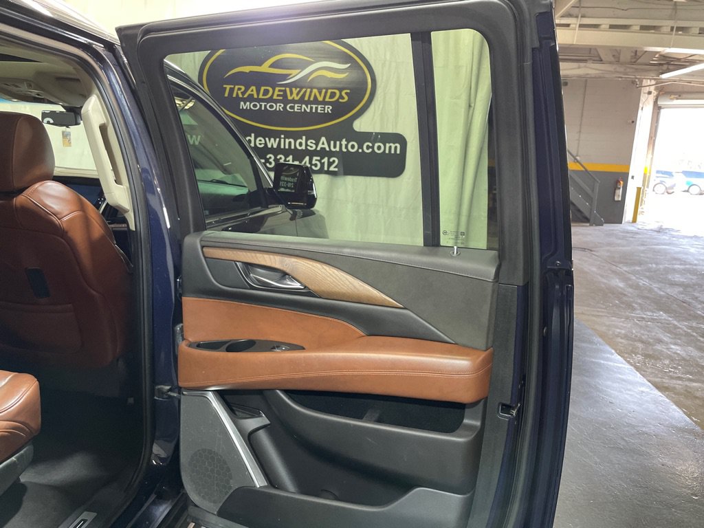 Used 2019 Cadillac Escalade ESV Luxury AWD/4WD image 34