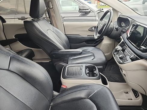 Used 2021 Chrysler Pacifica Touring-L FWD image 13