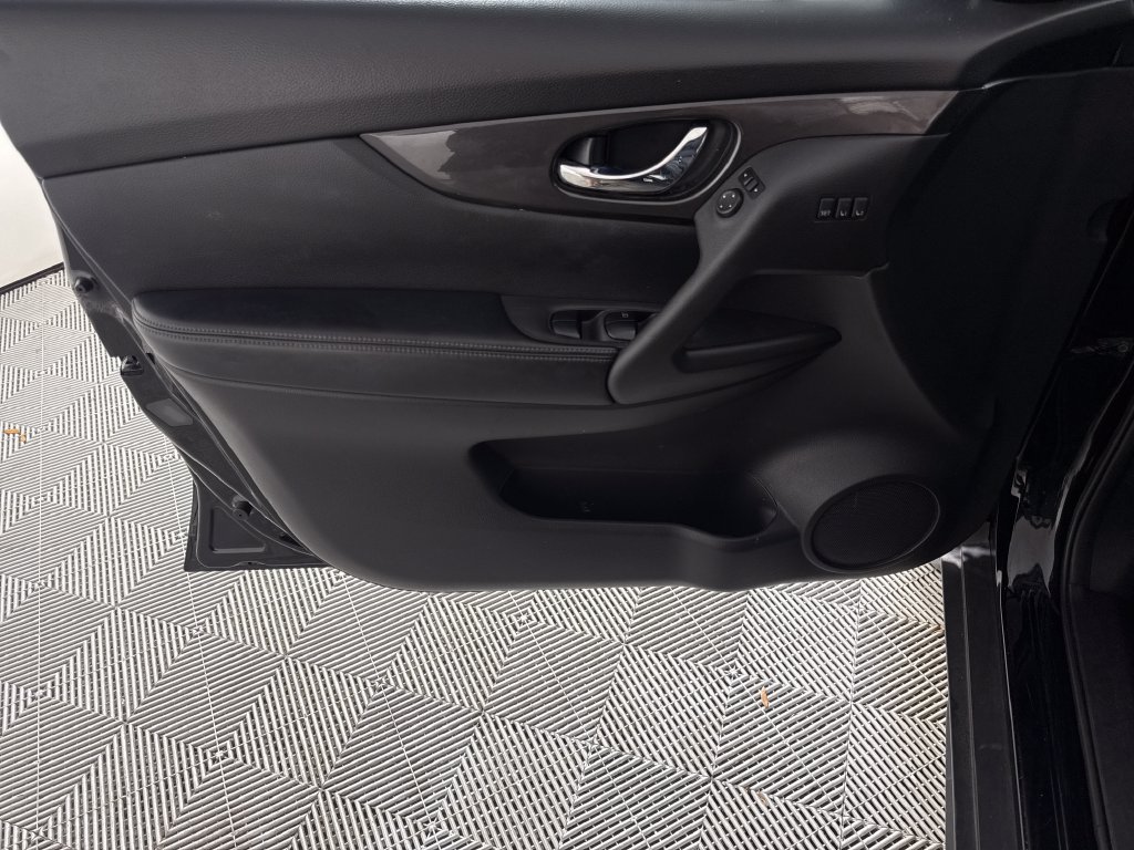 Used 2019 Nissan Rogue SV w/ Premium Package FWD image 10