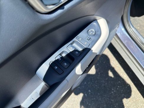Certified 2025 Hyundai Venue Limited FWD image 14