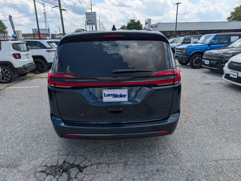 Used 2025 Chrysler Pacifica Limited FWD image 4