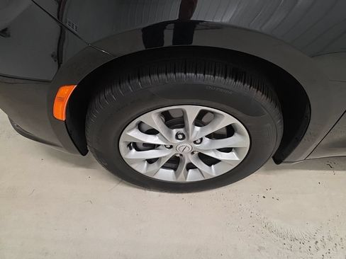 Used 2026 Chrysler Pacifica Limited AWD/4WD image 2