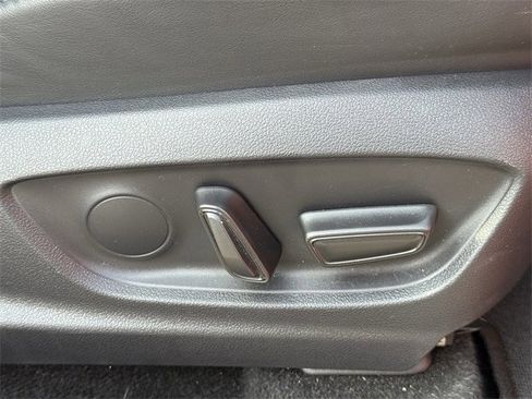 Used 2023 Toyota Crown Limited image 34