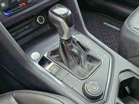 Used 2022 Volkswagen Tiguan SE image 38