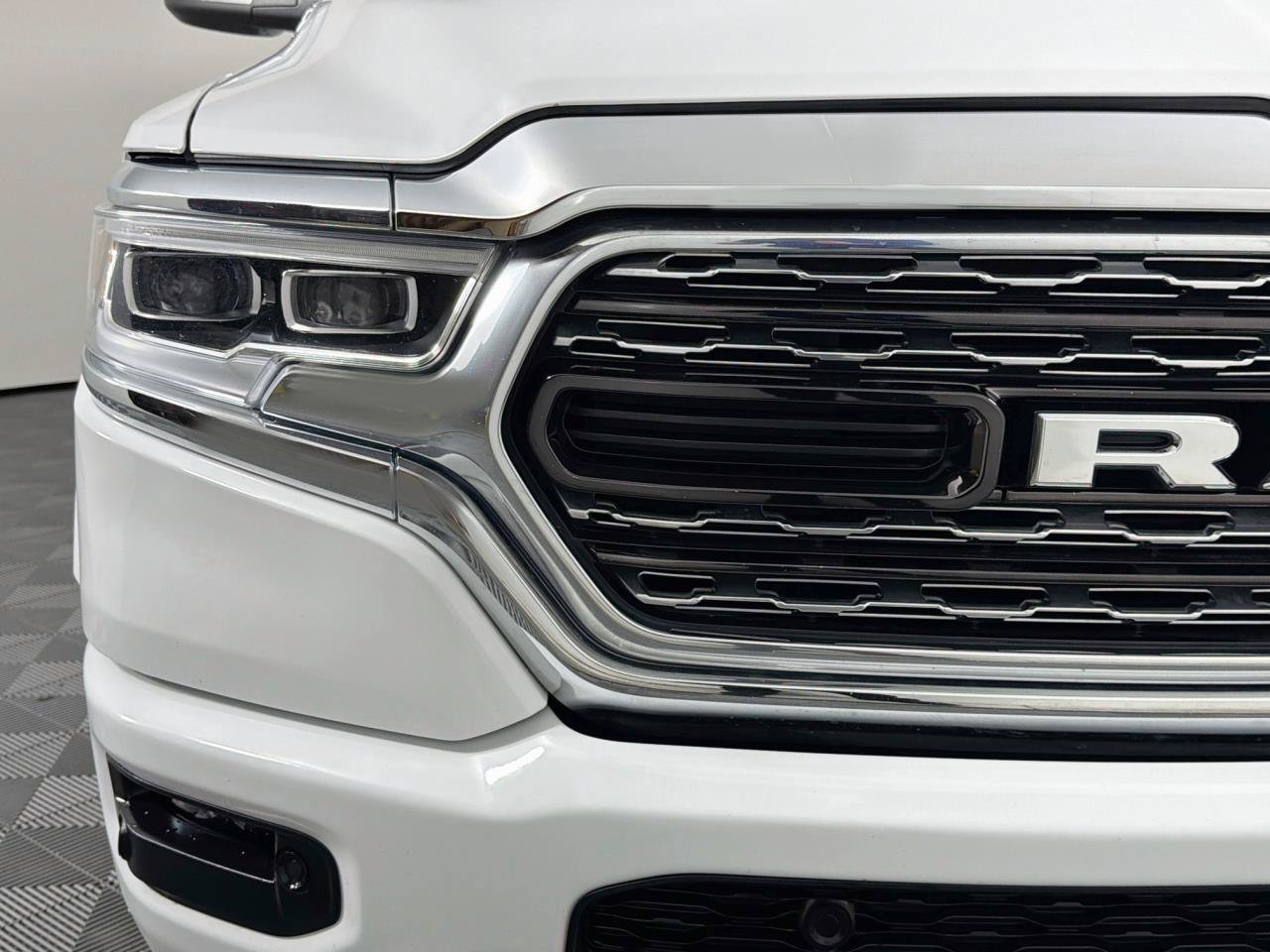 Used 2022 RAM 1500 Limited w/ Body-Colour Bumper Group AWD/4WD image 3