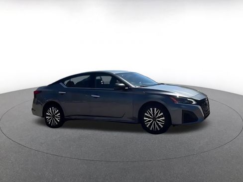 Used 2025 Nissan Altima 2.5 SV image 8