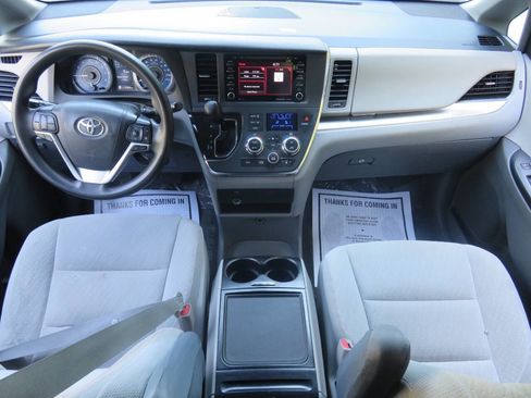 Used 2018 Toyota Sienna LE FWD image 18