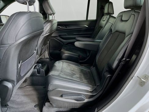 Used 2023 Jeep Grand Cherokee L Laredo image 32