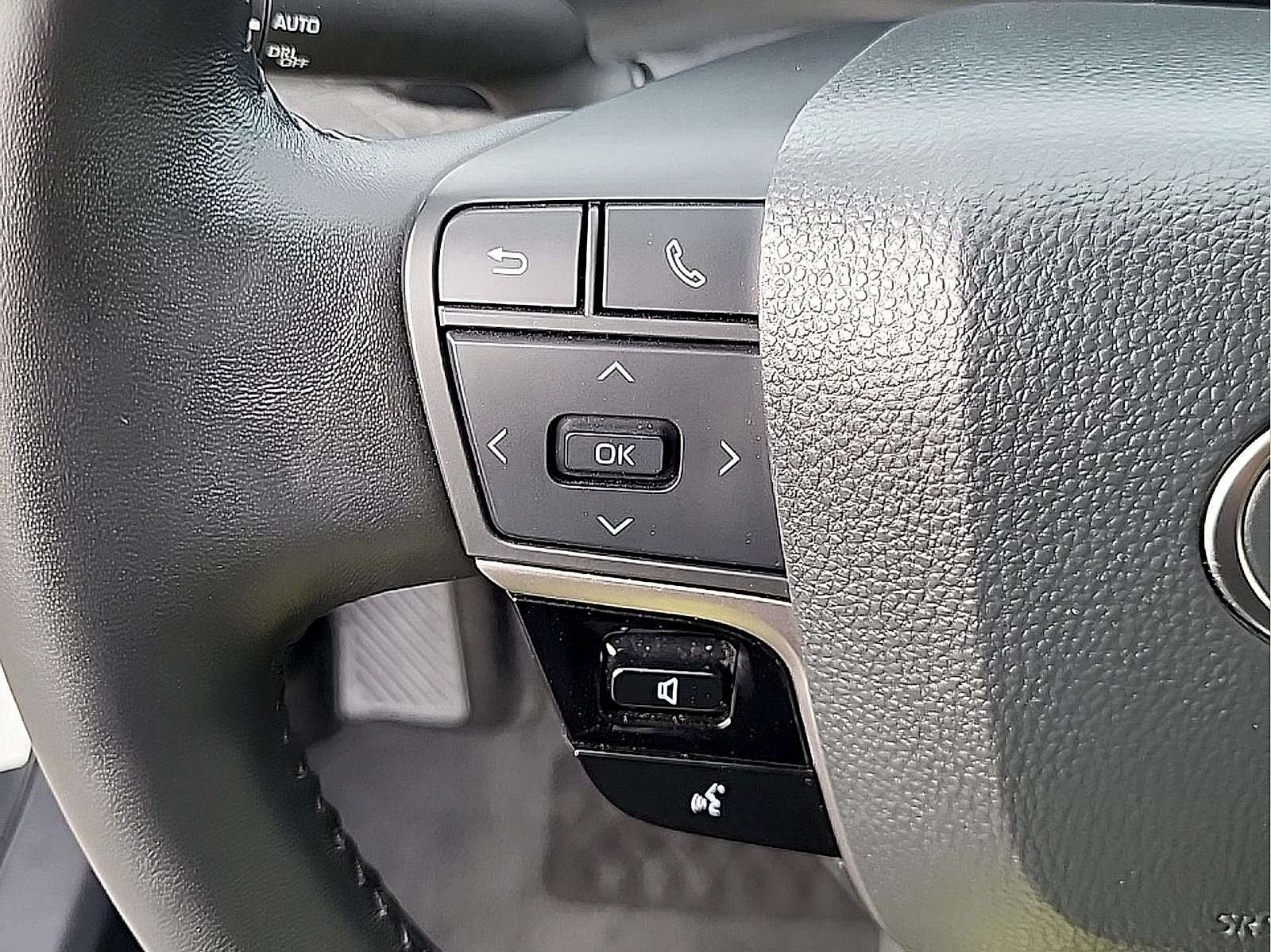 Used 2025 Toyota Camry XLE FWD image 17