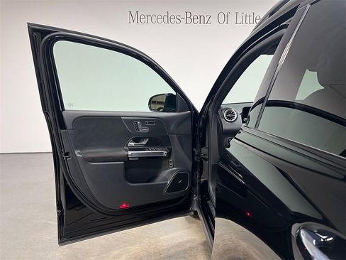 Used 2025 Mercedes-Benz GLB 250 4MATIC image 17