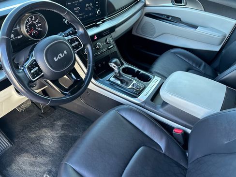 Used 2023 Kia Carnival LX FWD image 11
