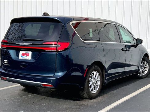 Used 2024 Chrysler Pacifica Touring-L image 11