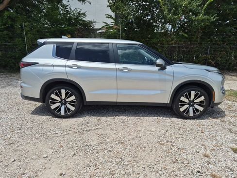 Used 2025 Mitsubishi Outlander SE AWD/4WD image 5