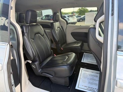 Used 2023 Chrysler Pacifica Touring-L FWD image 19
