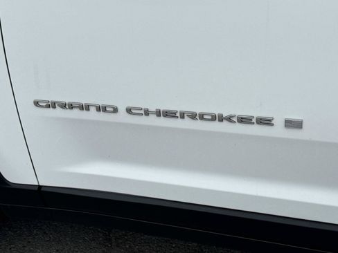 Certified 2023 Jeep Grand Cherokee Laredo w/ Luxury Tech Group I AWD/4WD image 13