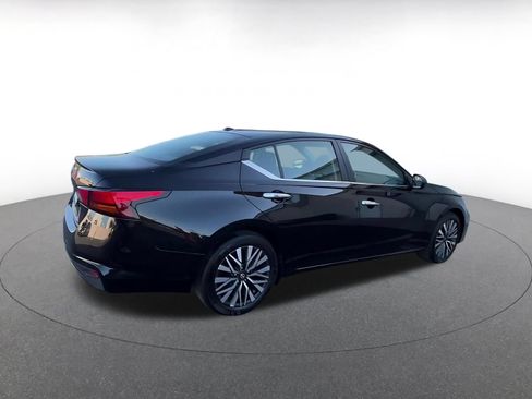 Used 2025 Nissan Altima 2.5 SV FWD image 14