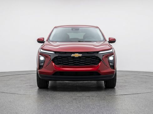 Used 2025 Chevrolet Trax LT FWD image 2