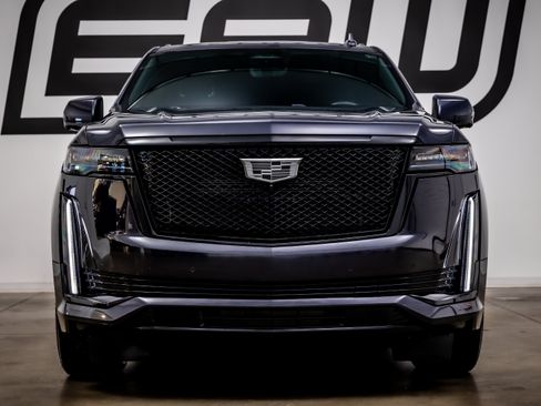 Used 2023 Cadillac Escalade ESV Sport w/ LPO, ONYX Package AWD/4WD image 4
