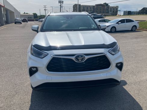 Used 2023 Toyota Highlander XLE AWD/4WD image 2