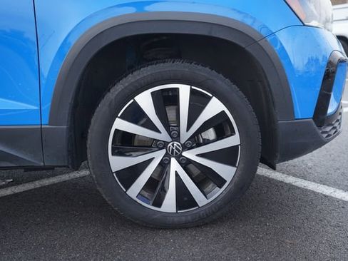 Used 2023 Volkswagen Taos SE w/ Panoramic Sunroof Package image 41