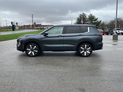 Used 2025 Mitsubishi Outlander SE AWD/4WD image 2