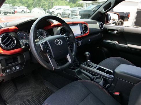 Used 2017 Toyota Tacoma TRD Sport w/ Premium & Technology Package AWD/4WD image 2