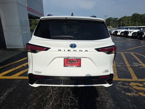 Used 2021 Toyota Sienna XSE FWD image 4