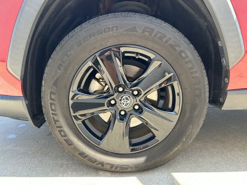 Used 2020 Toyota RAV4 XLE FWD image 11